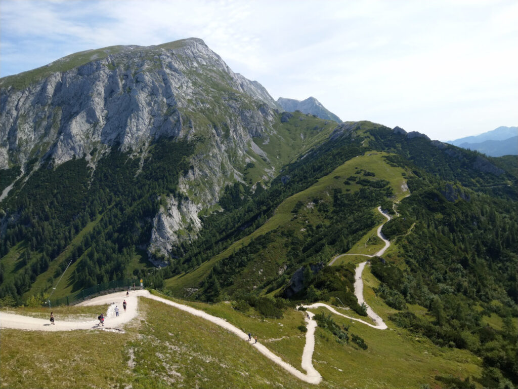 Erlebt unvergessliche Wandermomente auf dem Jenner in Berchtesgaden. Diese Gruppe genießt die Aussicht auf das Hohe Brett.