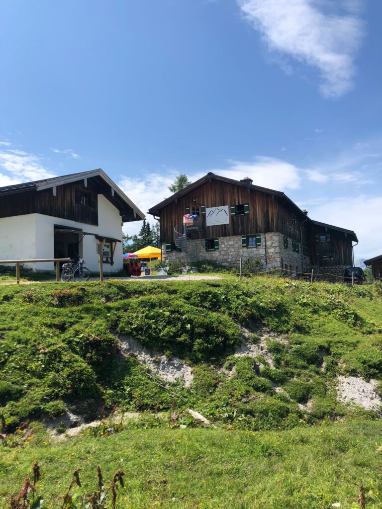 Gönnt euch eine wohlverdiente Pause auf der Berggaststätte Schneibsteinhaus und genießen Sie die atemberaubende Aussicht auf die Berchtesgadener Alpen.